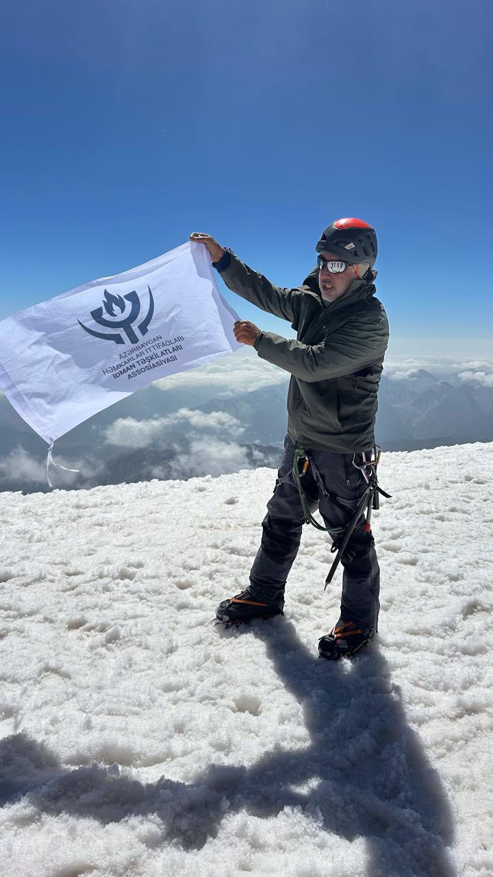 AHİİTA alpinistləri Kazbek Dağına uğurlu yürüş həyata keçirdi