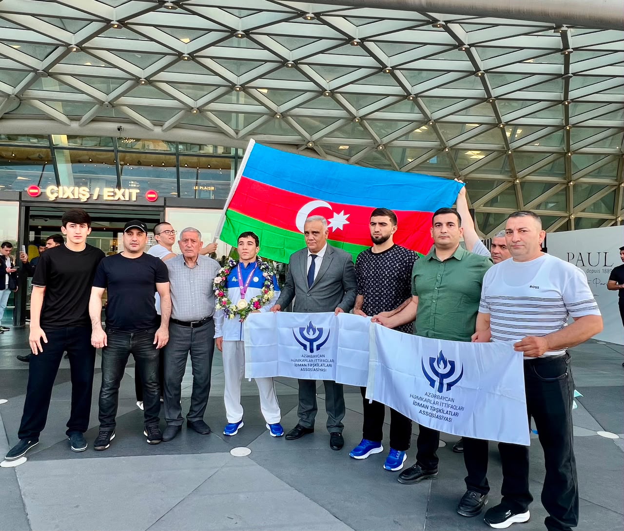 Avropada tarix yazan güləşçilərimiz Vətənə qayıtdı