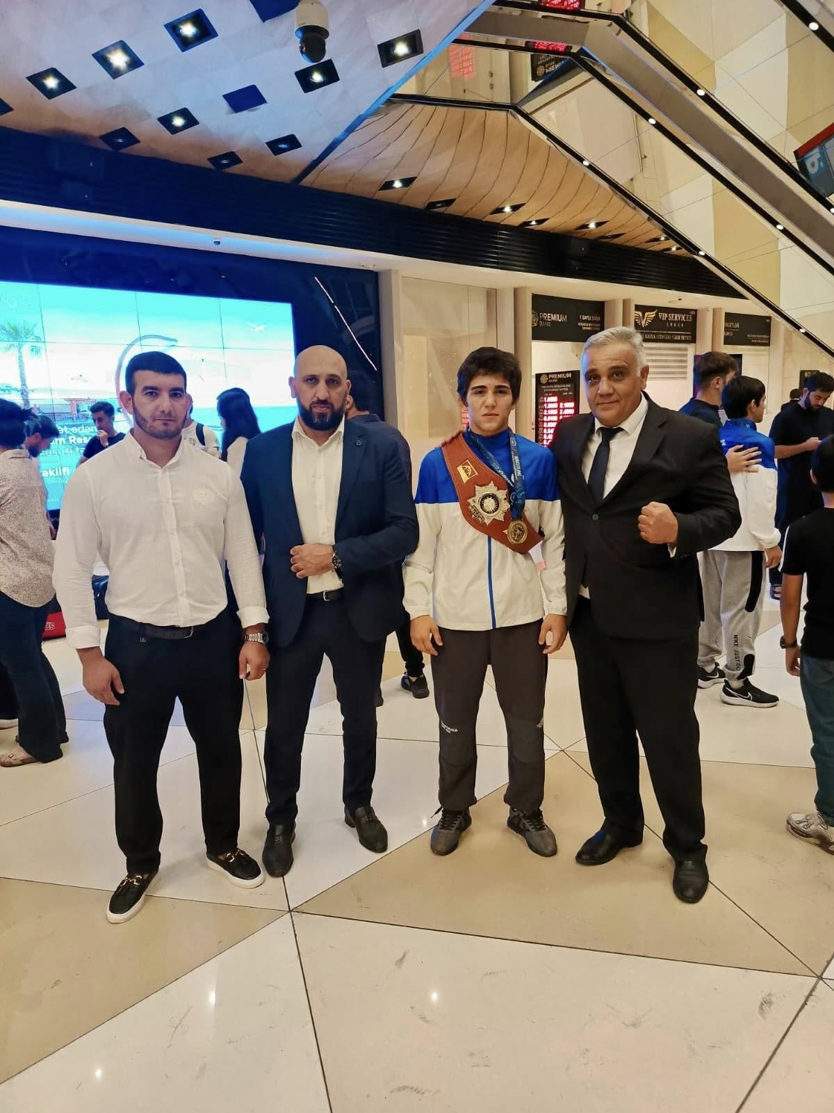 U-17 dünya çempionu Əli Nəzərov təntənəli şəkildə qarşılandı